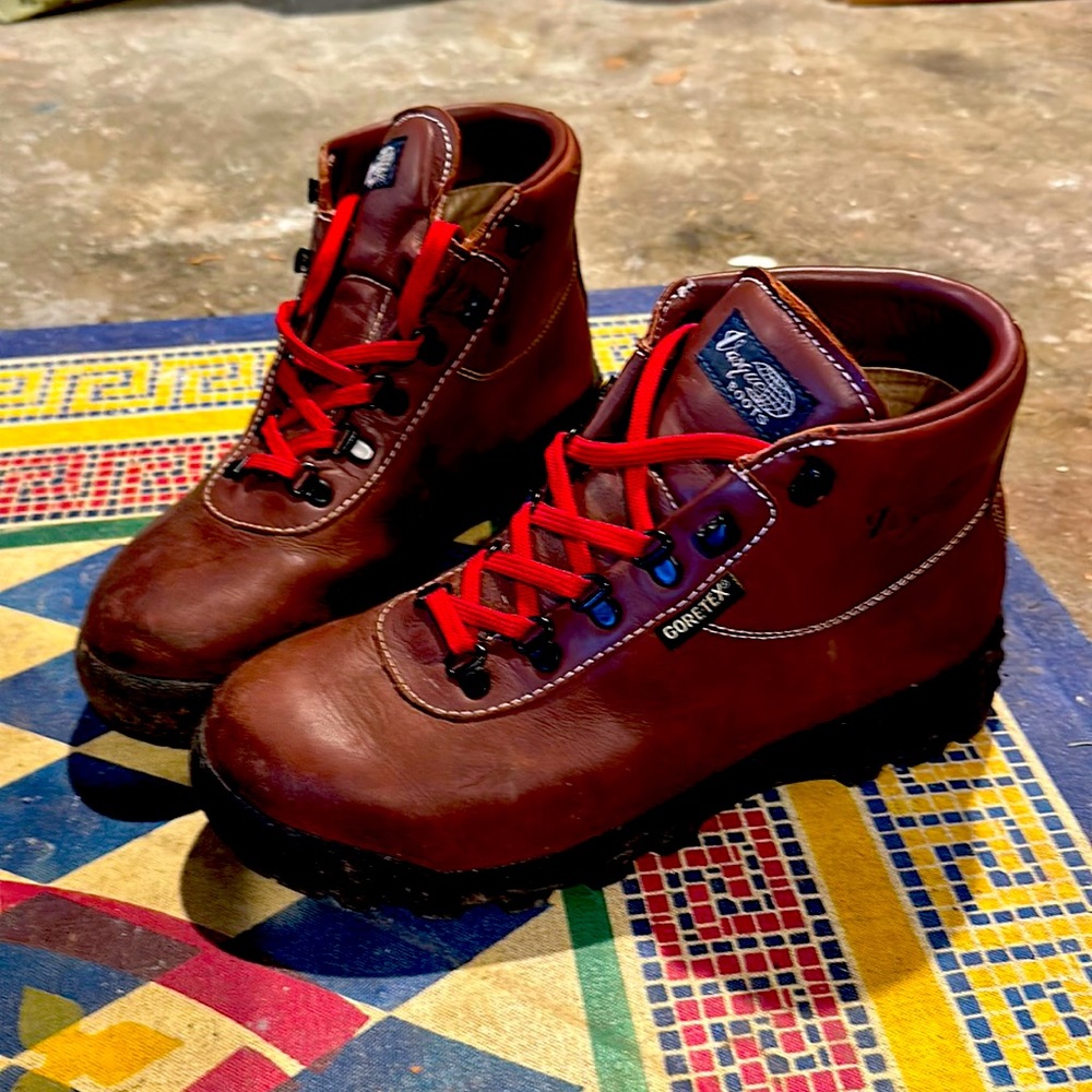 Vasque leather men’s hiking boots- great condition.